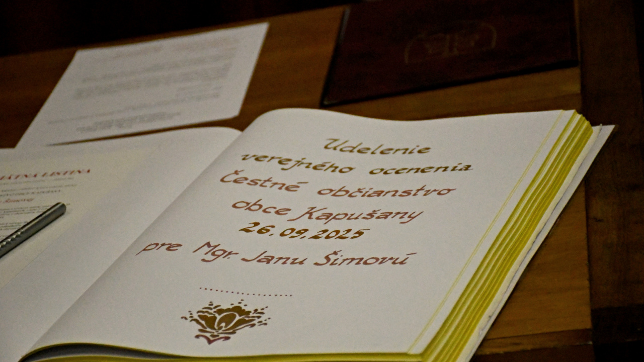 Udelenie verejného ocenenia Čestné občianstvo obce Kapušany 26. septembra 2025 sa na slávnostnom zasadnutí Obecného zastupiteľstva v Kapušanoch ocenila Mgr. Janka Šimová, ktorá získala významné ocenenie – Čestné občianstvo obce Kapušany. Navrhovateľom na udelenie tohto ocenenia bol Ing. Ladislav Kokoška, CSc. Mgr. Udelenie verejného ocenenia Čestné občianstvo obce Kapušany 26. septembra 2025 sa na slávnostnom zasadnutí Obecného zastupiteľstva v Kapušanoch ocenila Mgr. Janka Šimová, ktorá získala významné ocenenie – Čestné občianstvo obce Kapušany. Navrhovateľom na udelenie tohto ocenenia bol Ing. Ladislav Kokoška, CSc. Mgr.